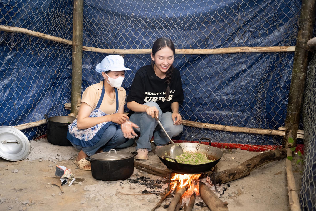 Mai Phương khảo sát để xây dựng lại một nhà bếp khang trang và đảm bảo an toàn hơn cho điểm trường.