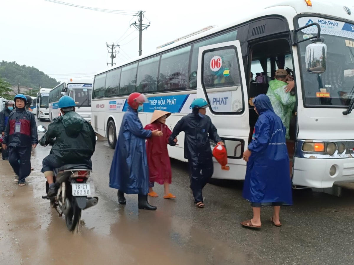 Công ty Thép Hòa Phát Dung Quất bố trí xe đưa đón người dân trú bão.
