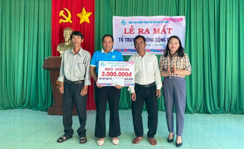 Hội LHPN huyện Ia Grai trao hỗ trợ 3 triệu đồng, cho Tổ truyền thông cộng đồng làng xã Ia Tô, huyện Ia Grai.