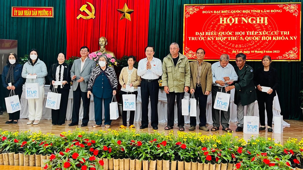  Trưởng Ban Nội chính Trung ương Phan Đình Trạc cùng  Bí thư Tỉnh ủy Lâm Đồng Trần Đức Quận, trao quà cho các hộ gia đình chính sách, khó khăn trên địa bàn Phường 9, TP Đà Lạt.