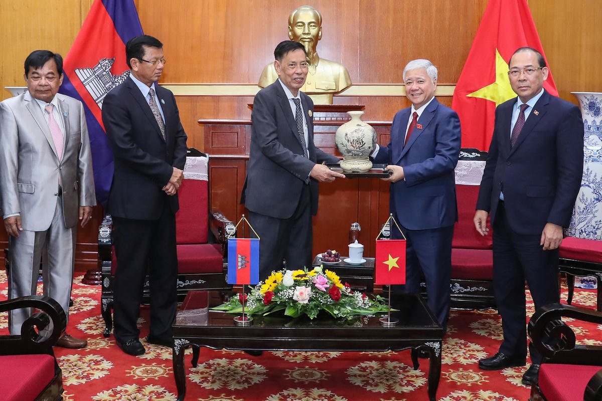 Chủ tịch UBTƯ MTTQ Việt Nam Đỗ Văn Chiến tặng quà lưu niệm cho Đoàn đại biểu cấp cao Hội đồng Quốc gia Mặt trận Đoàn kết Phát triển Tổ quốc Campuchia. Ảnh: Quang Vinh.