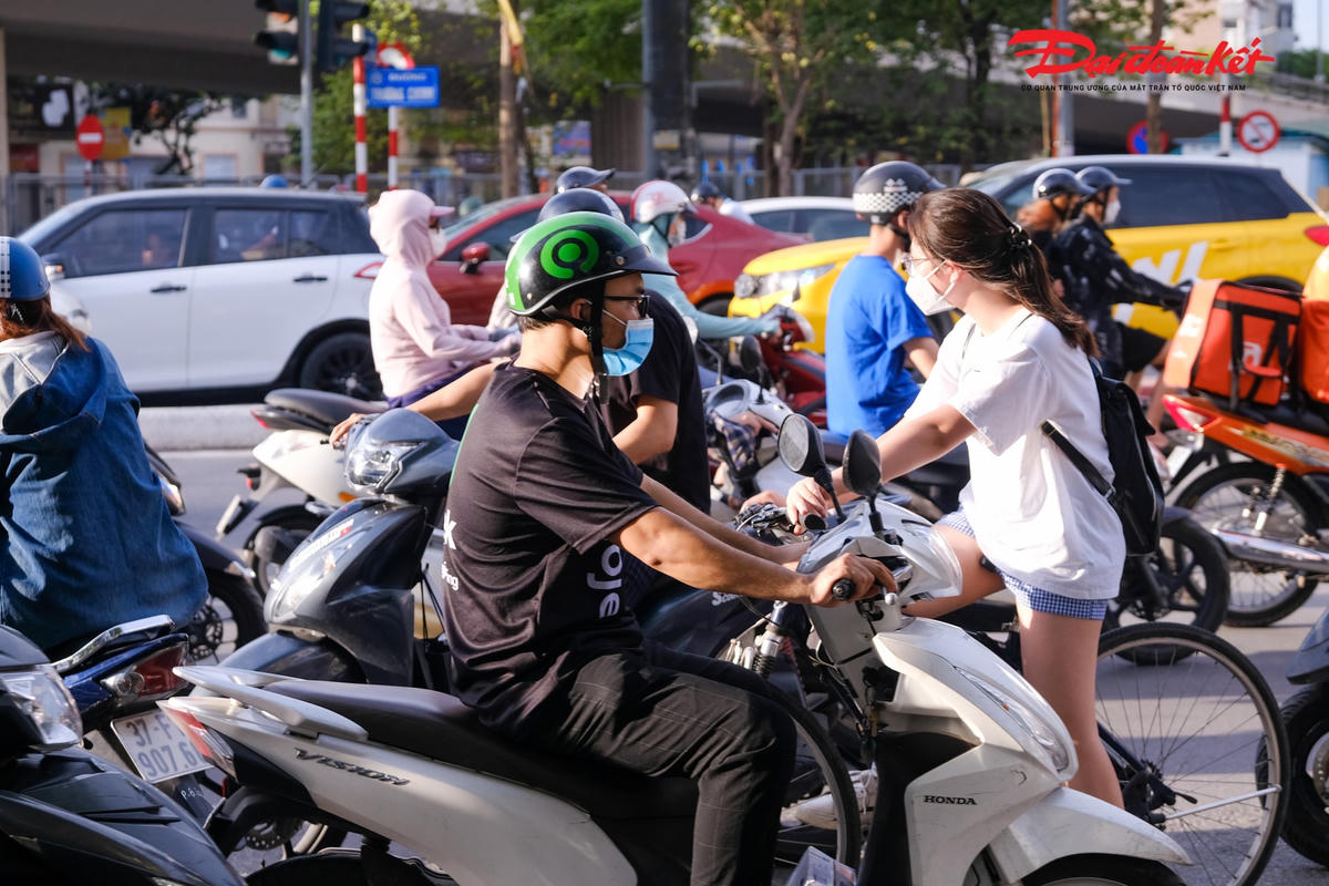Thâm chí, càng vào khung giờ cao điểm chiều nhiều phương tiên vi phạm gây hỗn loạn giao thông tại nút giao Ngã Tư Sở.