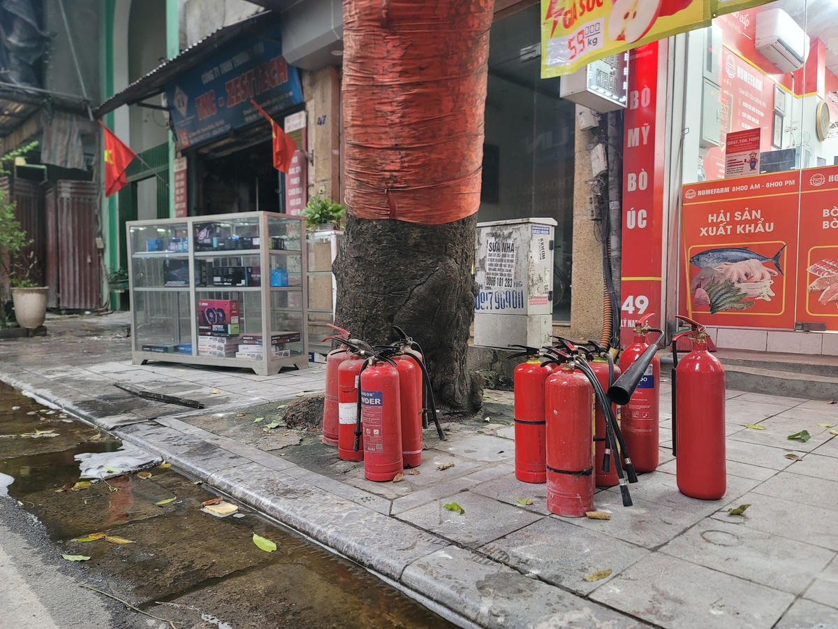 Bình cứu hoả được mang ra dập lửa.