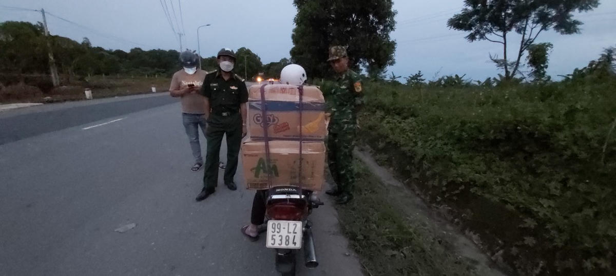 Thắm bị bắt quả tang đang vận chuyển thuê 40kg pháo vào lúc 18h25’ ngày 10/8 (Ảnh: BĐBP).