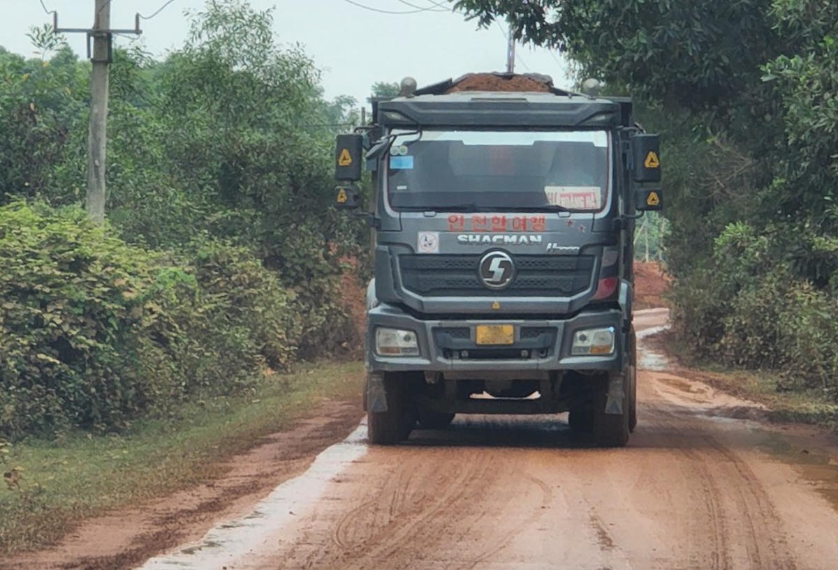 Xe tải hoạt động ầm ầm ngày đêm.