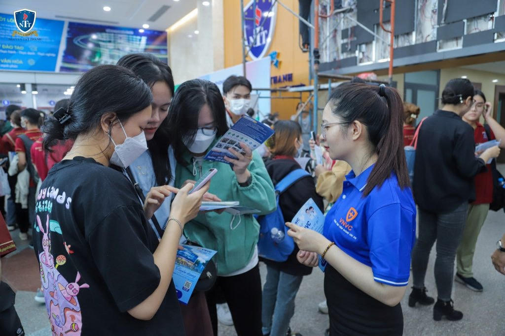 Nhiều trường đại học áp dụng phương thức xét tuyển sớm với chứng chỉ IELTS. Ảnh minh họa.
