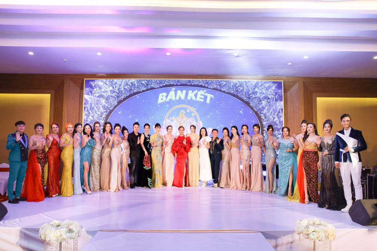 Ban tổ chức chụp ảnh cùng các thí sinh.