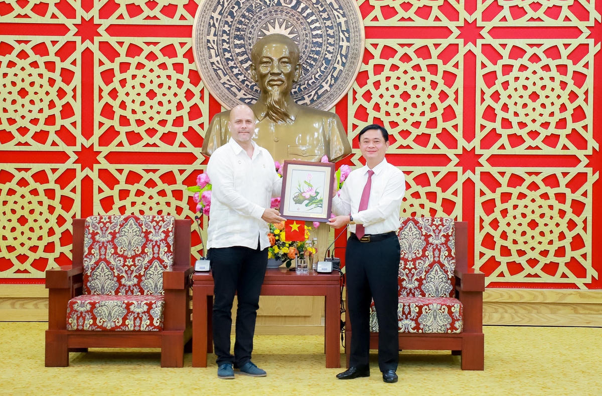 Lãnh đạo Tỉnh uỷ Nghệ An tặng bức tranh hoa Sen cho Chủ tịch Uỷ ban Bảo vệ Cách mạng Cuba.