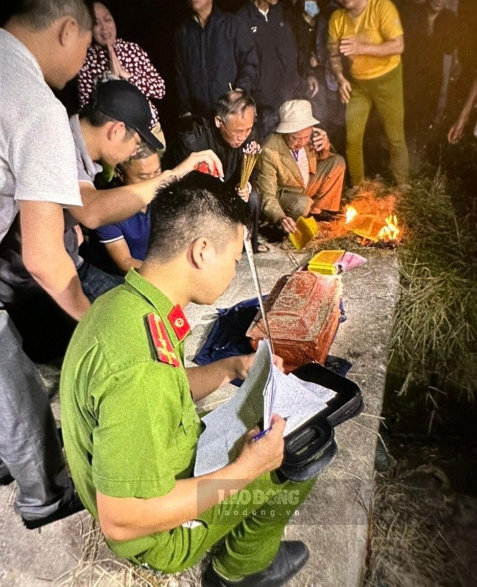 Hài cốt của người đã khuất được cơ quan Công an bàn giao lại cho gia đình. Ảnh: Báo Lao động.