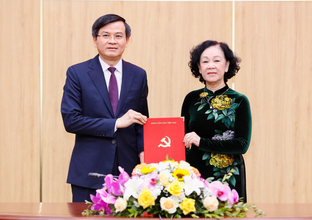 Ông Đoàn Minh Huấn nhận quyết định điều động nhân sự từ Bộ Chính trị.