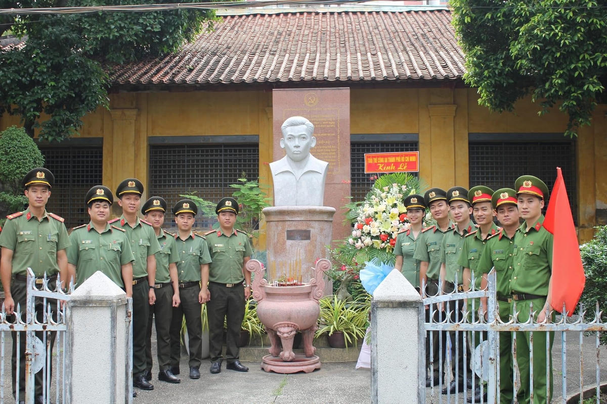  Đoàn dâng hương, dâng hoa tại di tích lịch sử cấp quốc gia Khu trại giam Bệnh viện Chợ Quán, nơi Tổng bí thư Trần Phú đã hy sinh. (Ảnh: Hồng Phúc).