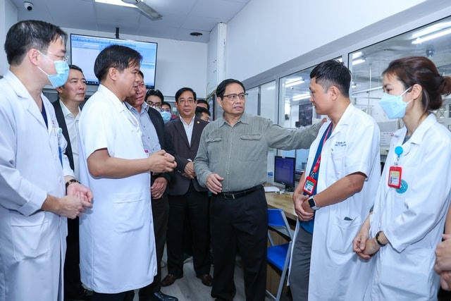 Thủ tướng Phạm Minh Chính gặp gỡ, lắng nghe ý kiến các y, bác sĩ Trung tâm Cấp cứu A9 Bệnh viện Bạch Mai.
