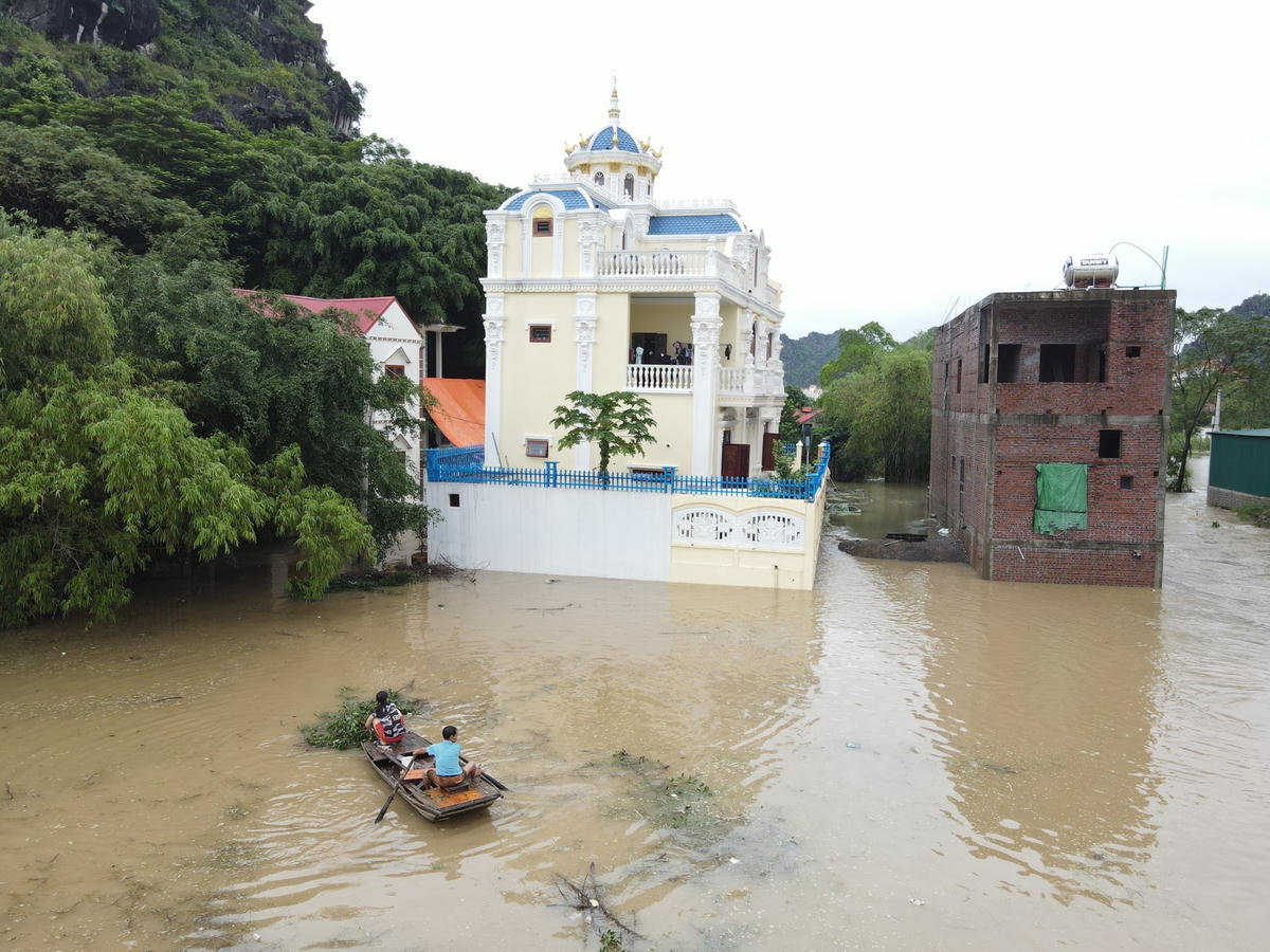 Được biết, huyện Gia Viễn có trên 57 km đê bao các loại, nhiều năm qua có nhiều công trình thủy lợi được đầu tư xây dựng đã phát huy công năng bảo vệ, phòng chống mưa bão, úng lụt. Tuy nhiên, thôn Kênh Gà là địa bàn nằm biệt lập quanh chân núi Cánh Gà và ở giữa ngã ba sông Lạng, sông Bôi và sông Hoàng Long - từng được ví như ốc đảo. Vì thế, đây là địa bàn chịu ảnh hưởng và rõ nét nhất mỗi khi có mưa to, lũ lớn xuất hiện ở huyện Gia Viễn.  
