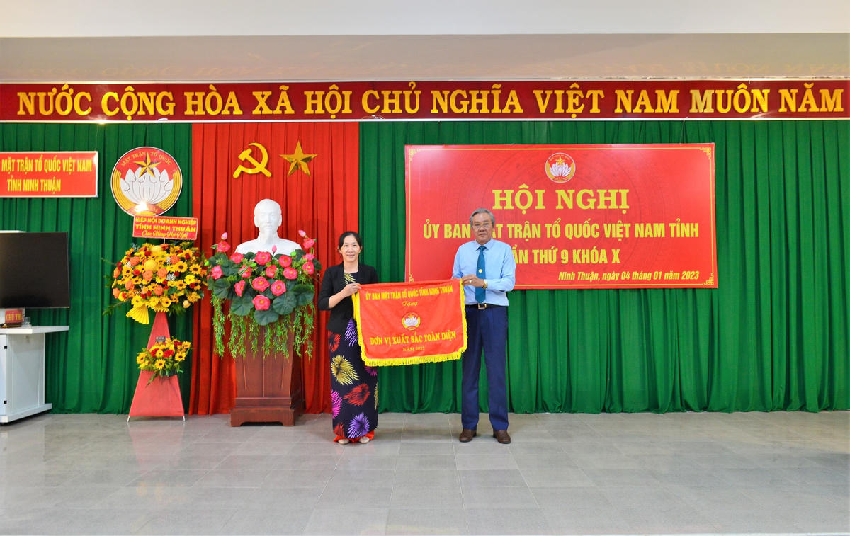 Ông Lê Văn Bình, Chủ tịch ủy ban MTTQ Việt Nam tỉnh Ninh Thuận trao Cờ Thi đua xuất sắc toàn diện cho MTTQ TP. Phan Rang – Tháp Chàm.