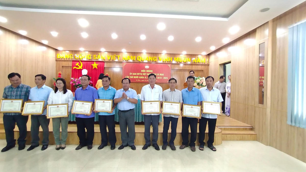Các tập thể và cá nhân nhận bằng khen.