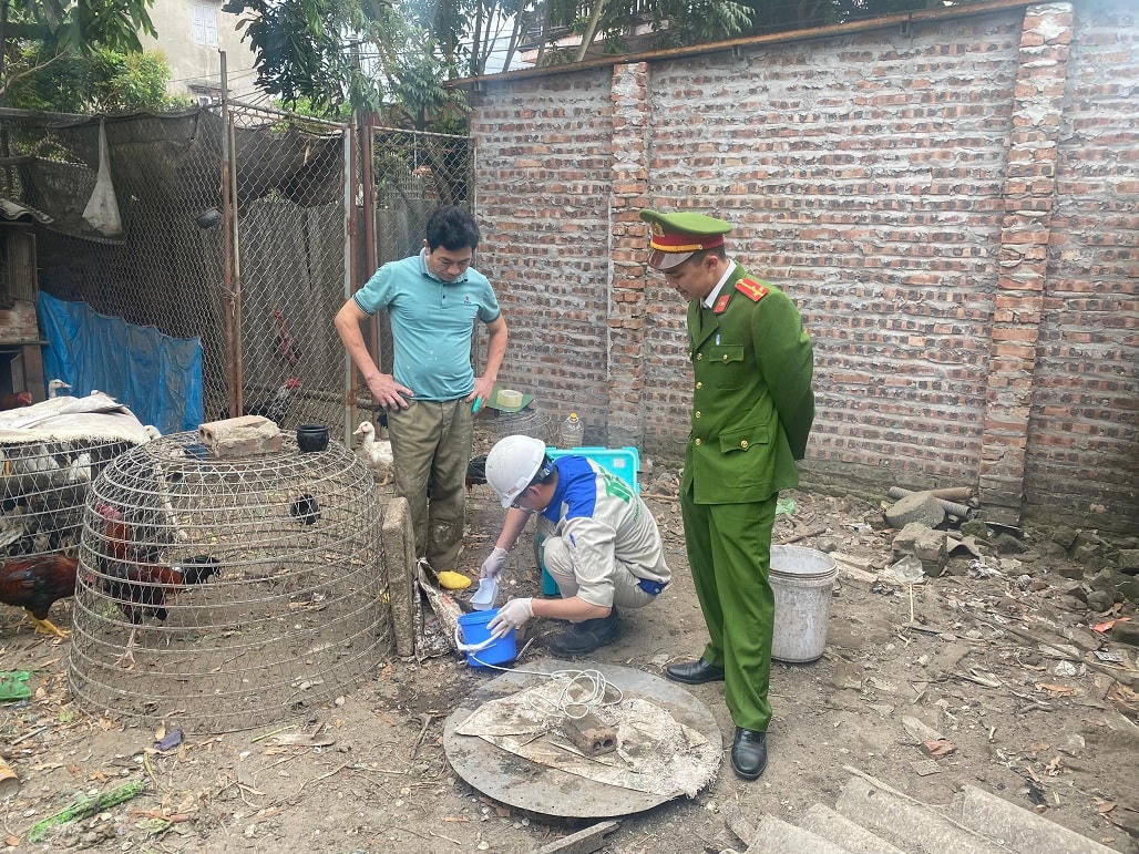 Lực lượng chức năng lấy mẫu nước thải để kiểm tra mức độ ô nhiễm.