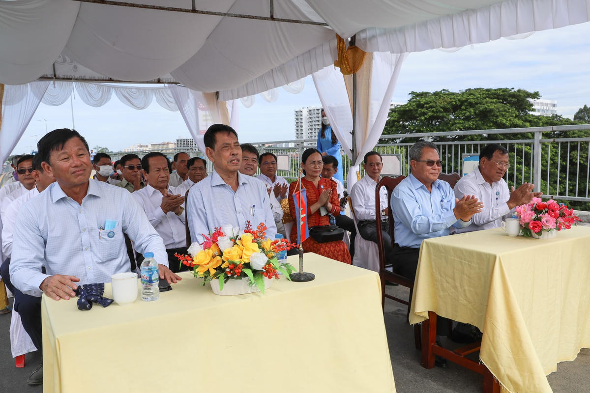 Ông Nhem Valy, Ủy viên Trung ương Đảng Nhân dân Campuchia, Phó Chủ tịch Thường trực kiêm Tổng Thư ký Hội đồng quốc gia Mặt trận đoàn kết phát triển Tổ quốc Campuchia cùng Đoàn đại biểu Campuchia tại buổi Lễ.