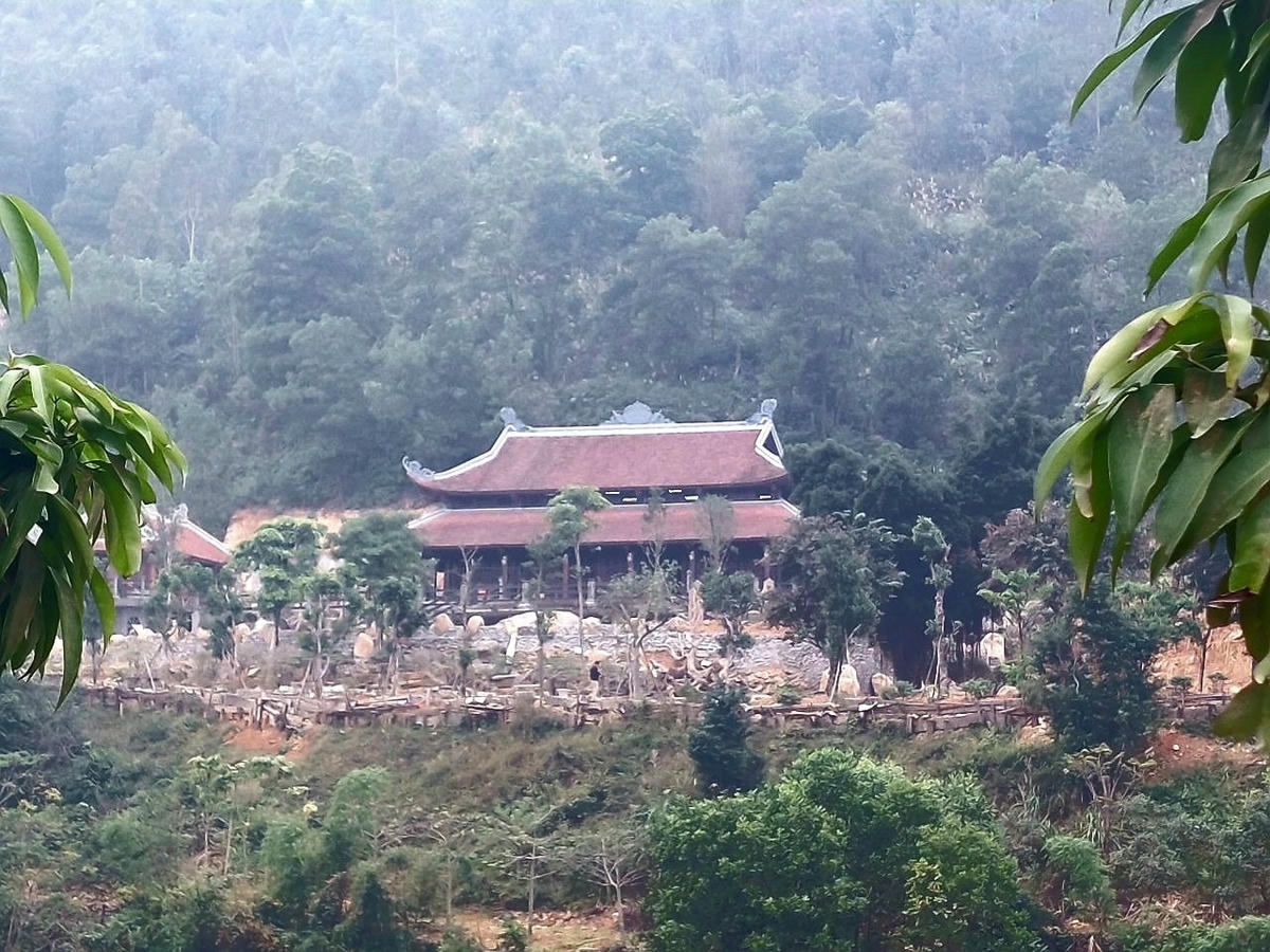 Trên địa bàn xã Tiến Xuân, một công trình quy mô "khủng" của người dân được xây dựng giống như những ngôi chùa. 
