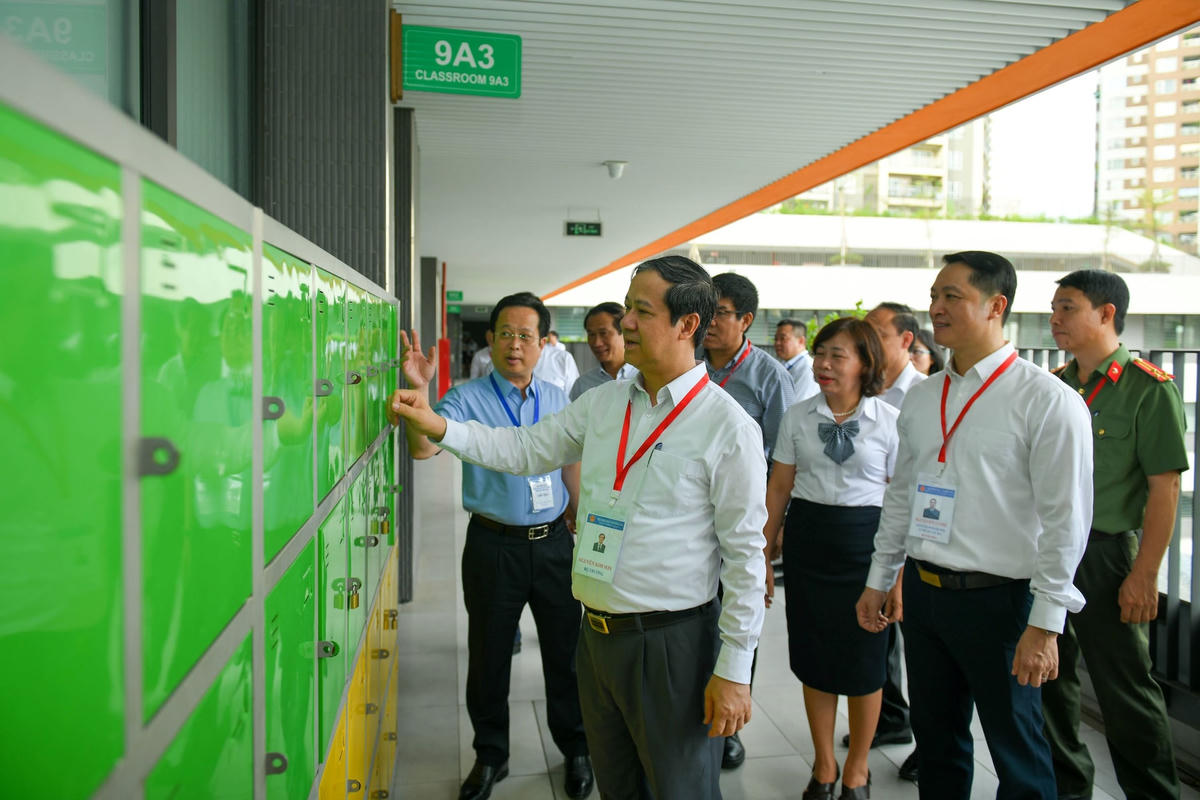 Bộ trưởng Bộ GDĐT Nguyễn Kim Sơn kiểm tra việc tổ chức thi tốt nghiệp THPT tại Hà Nội.
