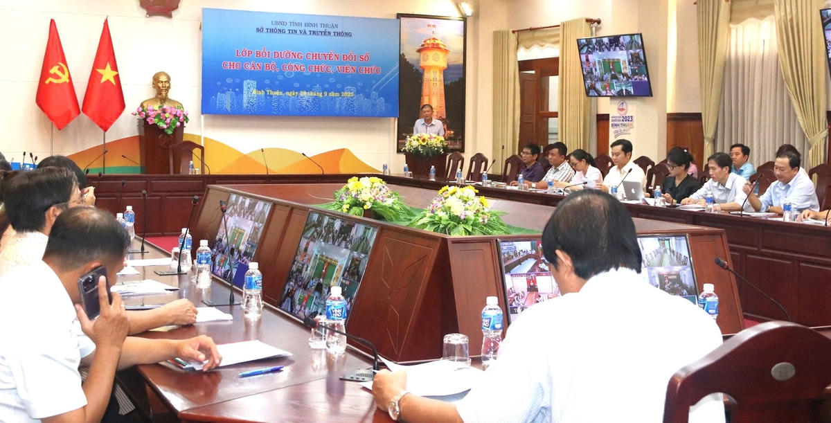 Quang cảnh buổi tập huấn chuyển đổi số cho cán bộ, công chức, viên chức năm 2023.