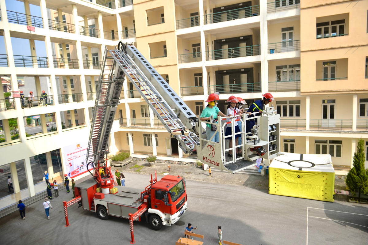 Việc trải nghiệm với các phương tiện, thiết bị thực tế giúp các em học sinh có thêm kỹ năng về PCCC&CNCH để có thể tự bảo vệ bản thân mình.