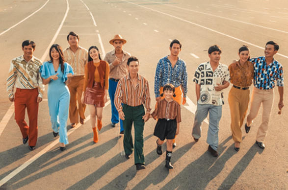 "Lật Mặt 6: Tấm vé định mệnh" khai thác câu chuyện tình bạn từ 6 nhân vật gồm Phương (Quốc Cường), Phát (Huy Khánh), Khanh (Trung Dũng), An (Thanh Thức), Lộc (Huỳnh Thi) và Toàn (Kim Hải).