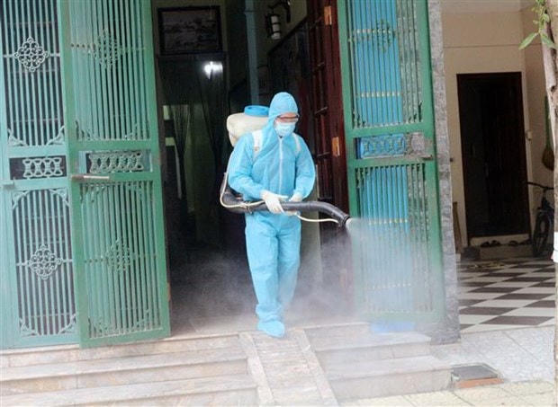 Phun hóa chất diệt muỗi phòng, chống sốt xuất huyết. Ảnh: TTXVN.