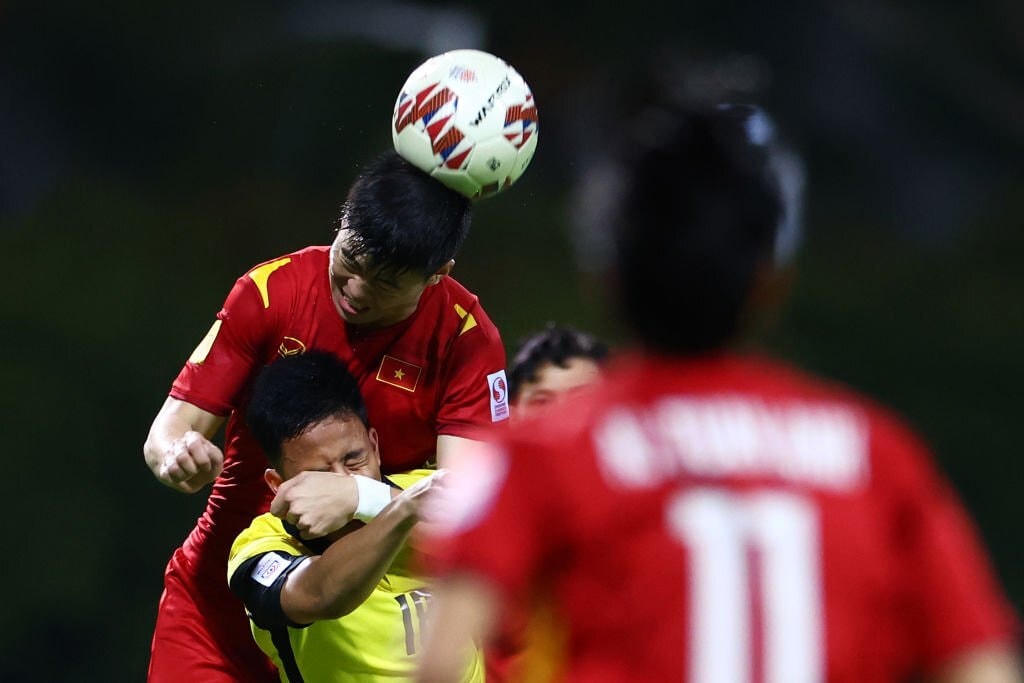 Sau 4 trận thua liên tiếp ở AFF Cup và vòng loại World Cup trước tuyển Việt Nam, người hâm mộ Malaysia chỉ trích cầu thủ của họ không chơi bóng bằng trái tim như những cầu thủ Việt Nam, vốn không dùng nhân sự nhập tịch.
