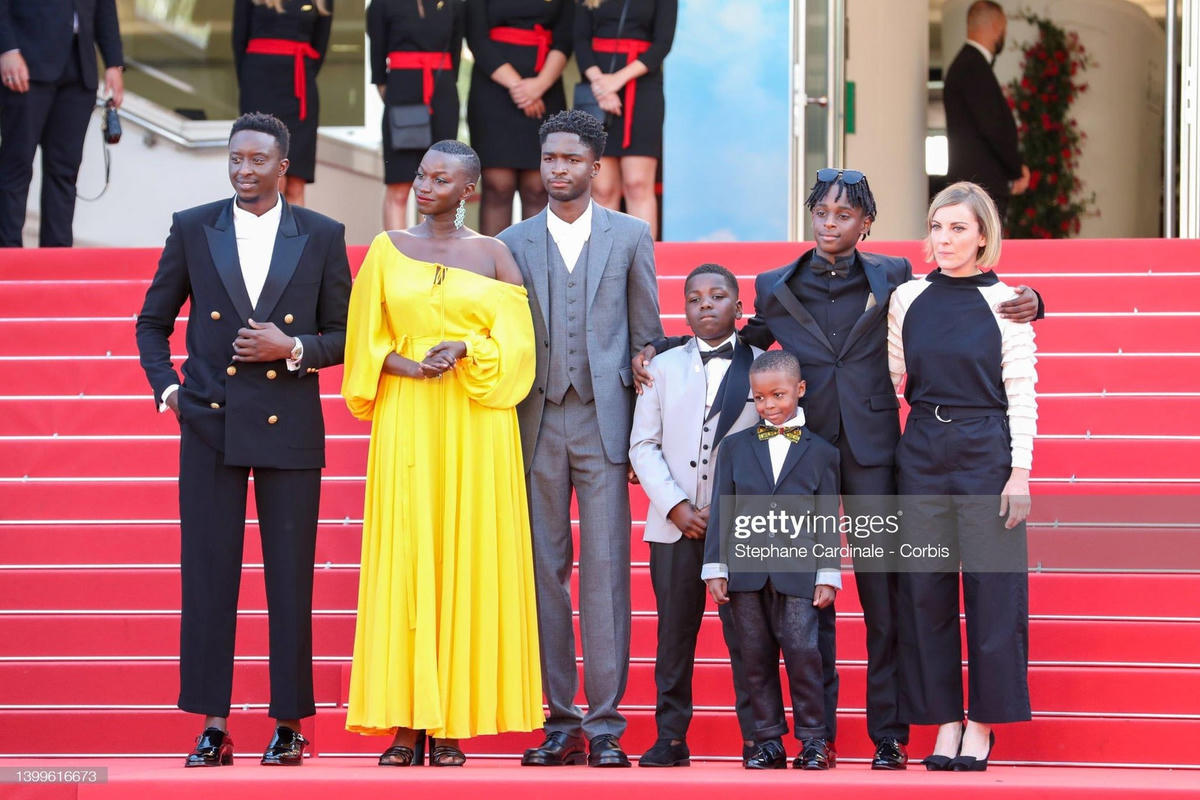 Cannes 2022 ngày thứ 9: Hai minh tinh khiêu vũ trên thảm đỏ thu hút mọi ánh nhìn 