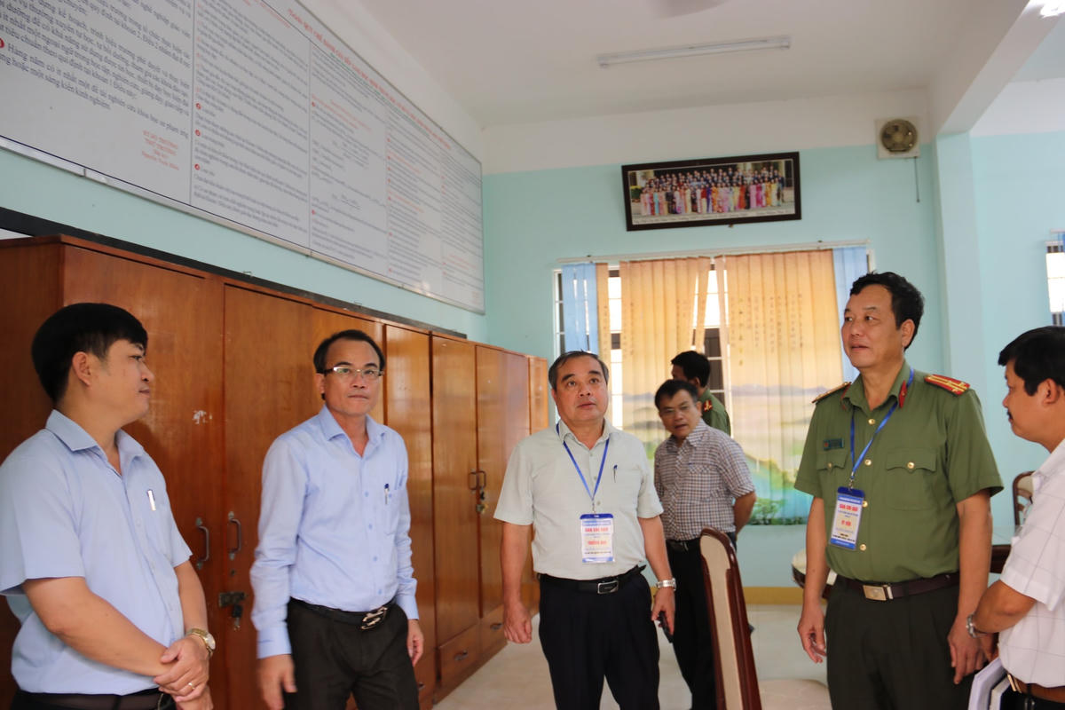 Ông Trần Hoàng Tuấn (ở giữa) kiểm tra công tác chuẩn bị kỳ thi tốt nghiệp THPT năm 2023.