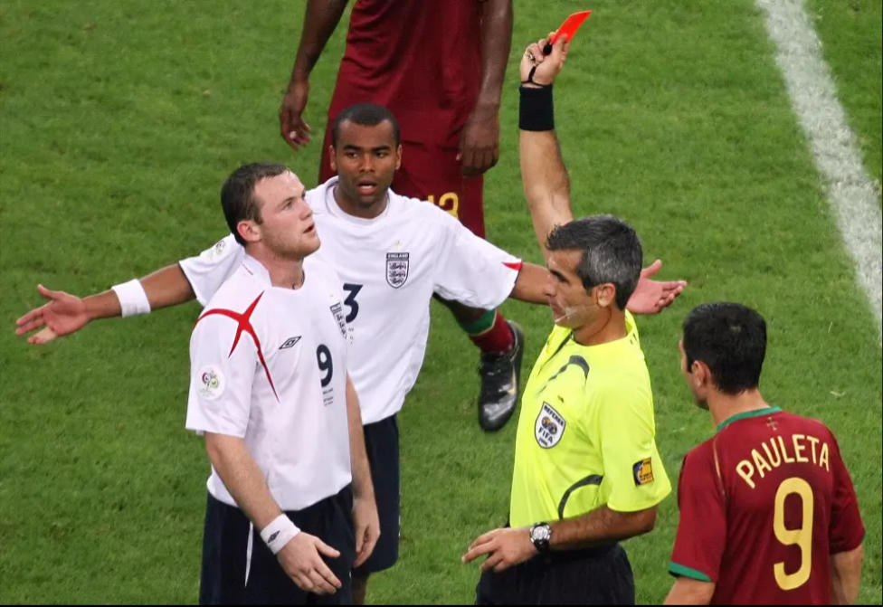 Wayne Rooney nhận thẻ đỏ ở tứ kết World Cup 2006. Ảnh: AFP.