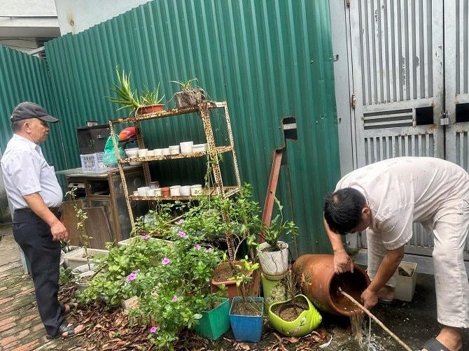 Triển khai các hoạt động phòng, chống sốt xuất huyết tại quận Hai Bà Trưng. Ảnh: Sở Y tế Hà Nội.