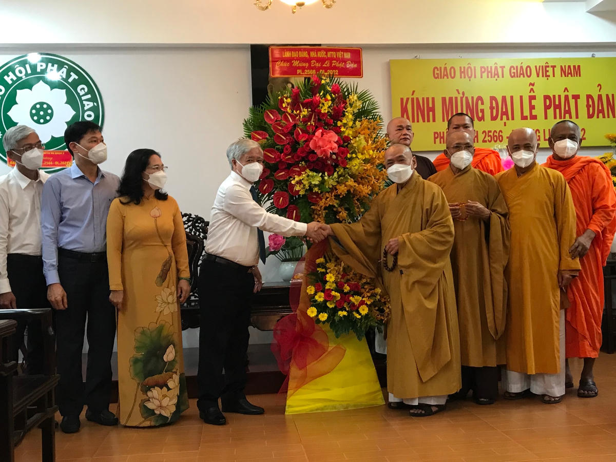 Chủ tịch Đỗ Văn Chiến chúc mừng Hòa thượng Thích Thiện Pháp, các chức sắc cùng các tăng ni, Phật tử.