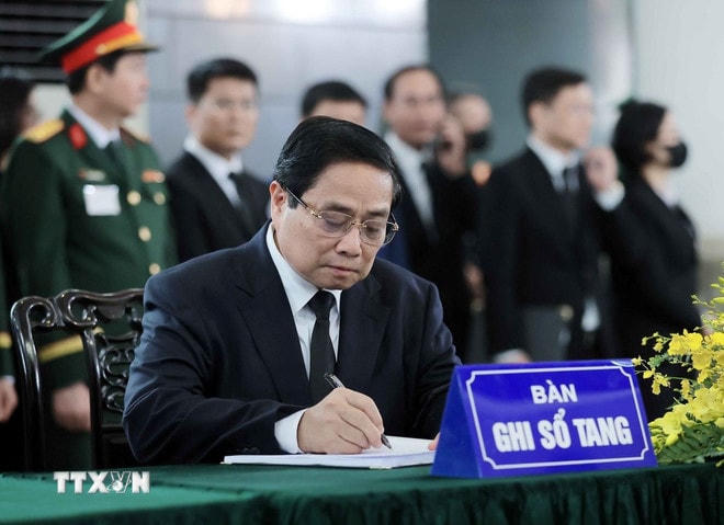 Thủ tướng Phạm Minh Chính ghi sổ tang tại lễ viếng nguyên Chủ tịch nước Trần Đức Lương. (Ảnh: TTXVN) ttxvn-le-quoc-tang-nguyen-chu-tich-nuoc-tran-duc-luong-61.jpg
