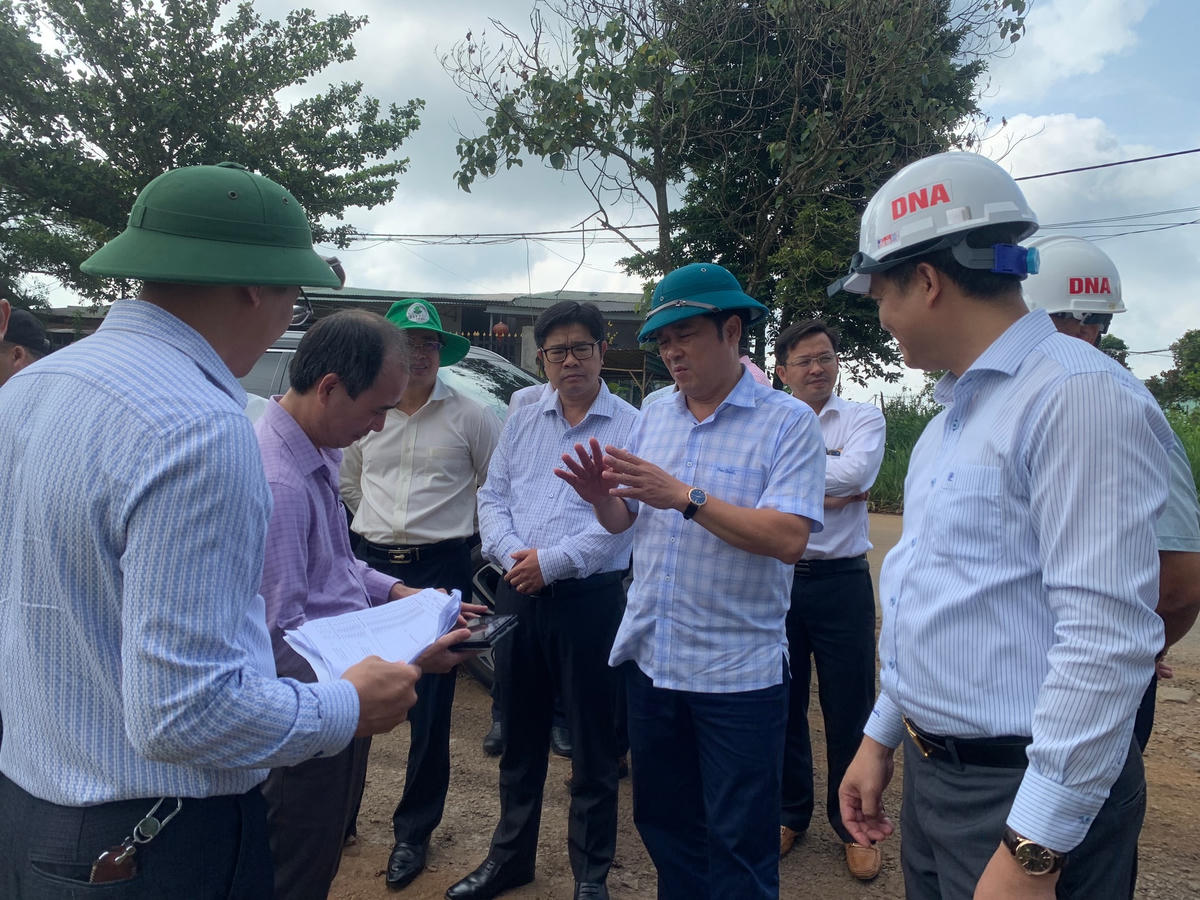 3 ảnh sau là lãnh đạo tỉnh Đắk Nông đi kiểm tra tình hình và giải quyết những khó khăn của dự án bô xít Nhân Cơ.
