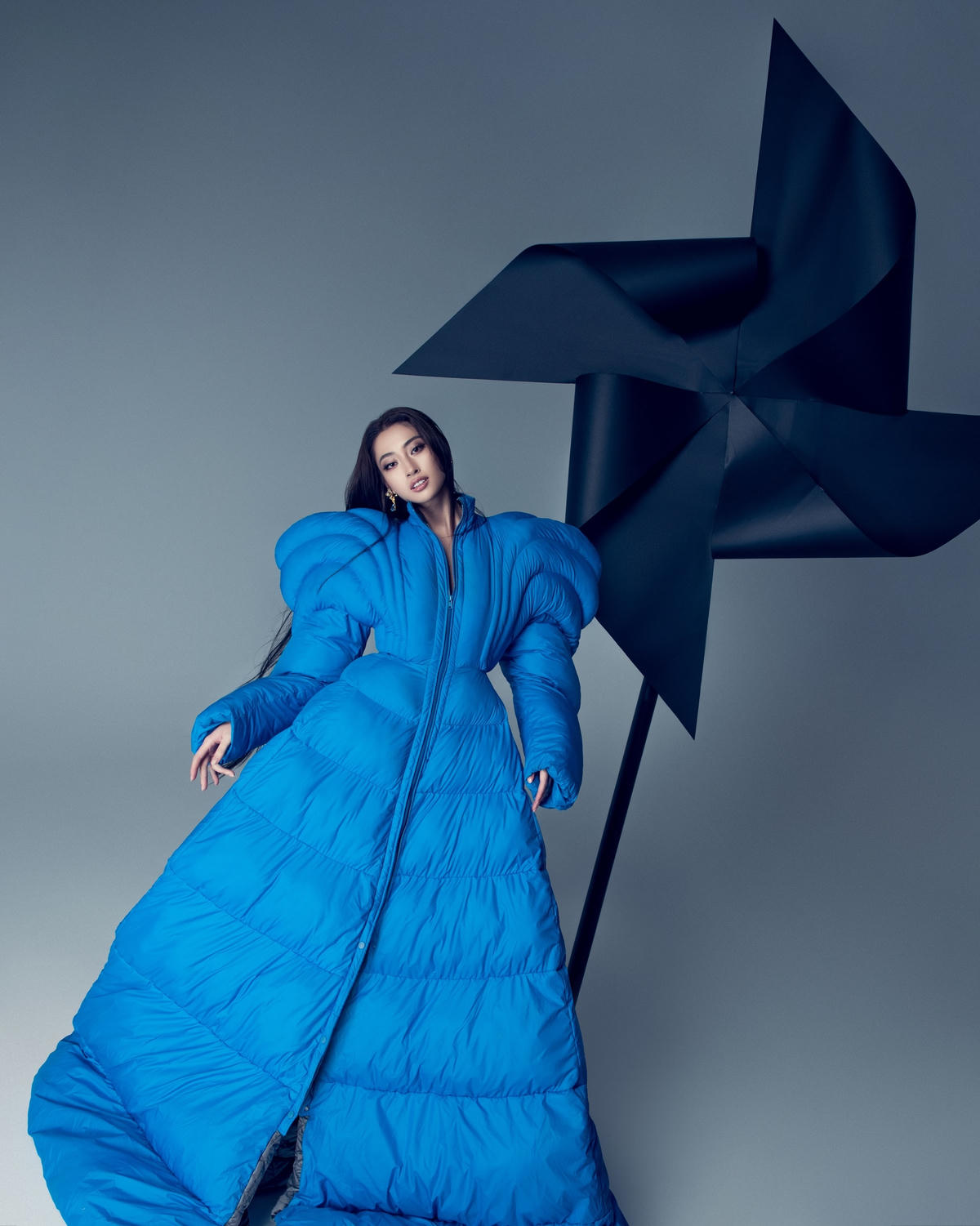 Vừa kết thúc nhiệm kỳ, Lương Thùy Linh tung ngay bộ ảnh phá cách mừng sinh nhật.