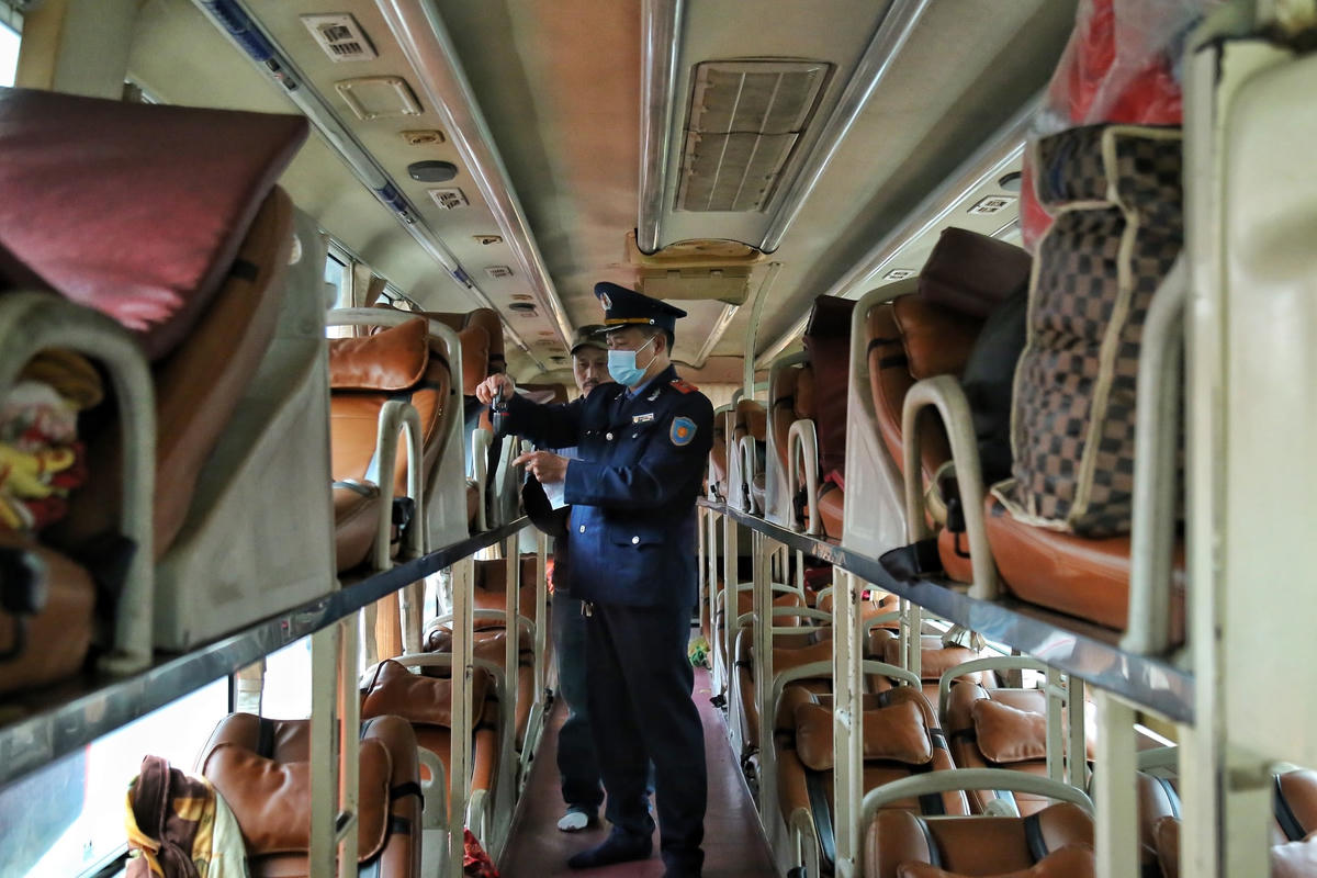 Theo đó, lực lượng thanh tra sẽ tập trung kiểm tra chính vào các lỗi như: Xử lý các xe khách tuyến cố định chạy sai hành trình vận tải, không có phù hiệu theo quy định, không gắn camera, thiết bị giám sát hành trình theo quy định, dừng, đỗ, đón, trả khách trái quy định tại các bến xe và các tuyến đường trên địa bàn thành phố; đặc biệt các xe “bỏ bến” ra ngoài hoạt động đón, trả khách trái quy định….