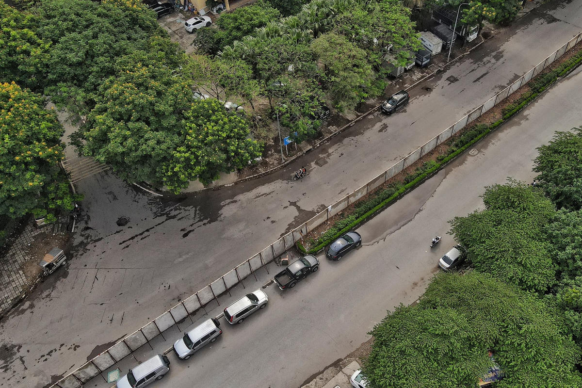 Các lối quay đầu của người dân bị bịt kín, ảnh hưởng lớn tới việc đi lại.