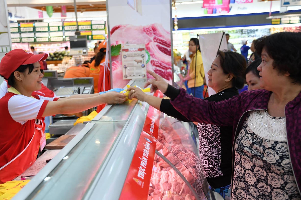 Nhiều hệ thống phân phối giảm giá mặt hàng thực phẩm tươi sống trong dịp cận Tết Nguyên đán.