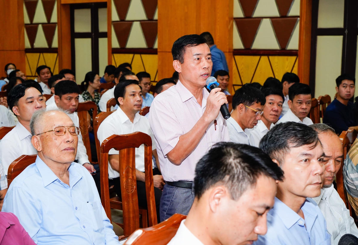 Chủ tịch Quốc hội Vương Đình Huệ tiếp xúc cử tri TP Hải Phòng