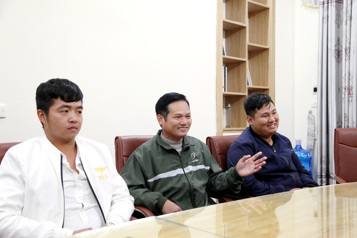 Ông Bùi Văn Quyết (ở giữa) cùng 2 người con trong buổi thảo luận nhóm tại Trường Cao đẳng Cơ điện và Xây dựng Bắc Ninh.