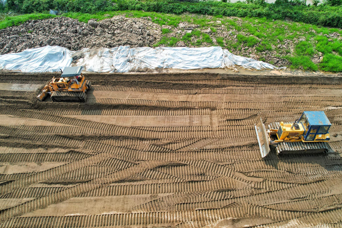 "Hiện nay đối với gói thầu số 11 đã được giao hơn 80% mặt bằng. Để đáp ứng được tiến độ nhà thầu đã phải chia thành 9 mũi thi công bao gồm cả cầu và đường. Hiện nay, phần mặt bằng đã đủ để cho nhà thầu thi công. Tuy nhiên, mặt bằng liên quan đến hạ tầng ngầm nổi như đường nước, điện hiện mới đang được triển khai. Vì vậy, nhà thầu cũng mong muốn sẽ được giải quyết sớm để nhà thầu thi công các đoạn tuyến được liền mạch", ông Toản nhấn mạnh.