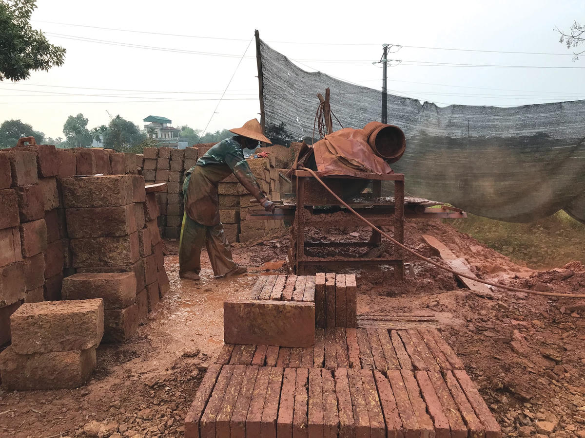 Máy móc hỗ trợ giúp tạo ra các sản phẩm đá ong chất lượng, có độ chính xác cao.  