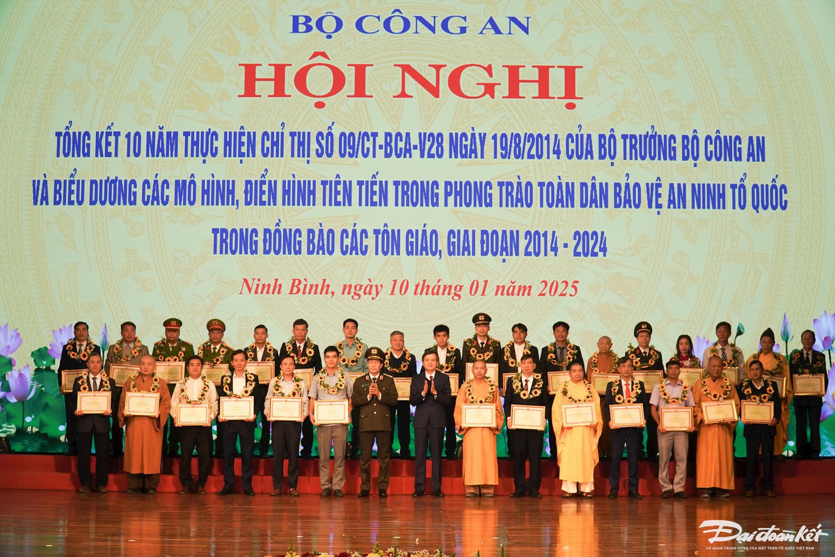 38 tập thể tiêu biểu trong phong trào toàn dân bảo vệ ANTQ trong đồng bào các tôn giáo nhận Bằng khen của Bộ trưởng Bộ Công an. Ảnh: Đình Minh