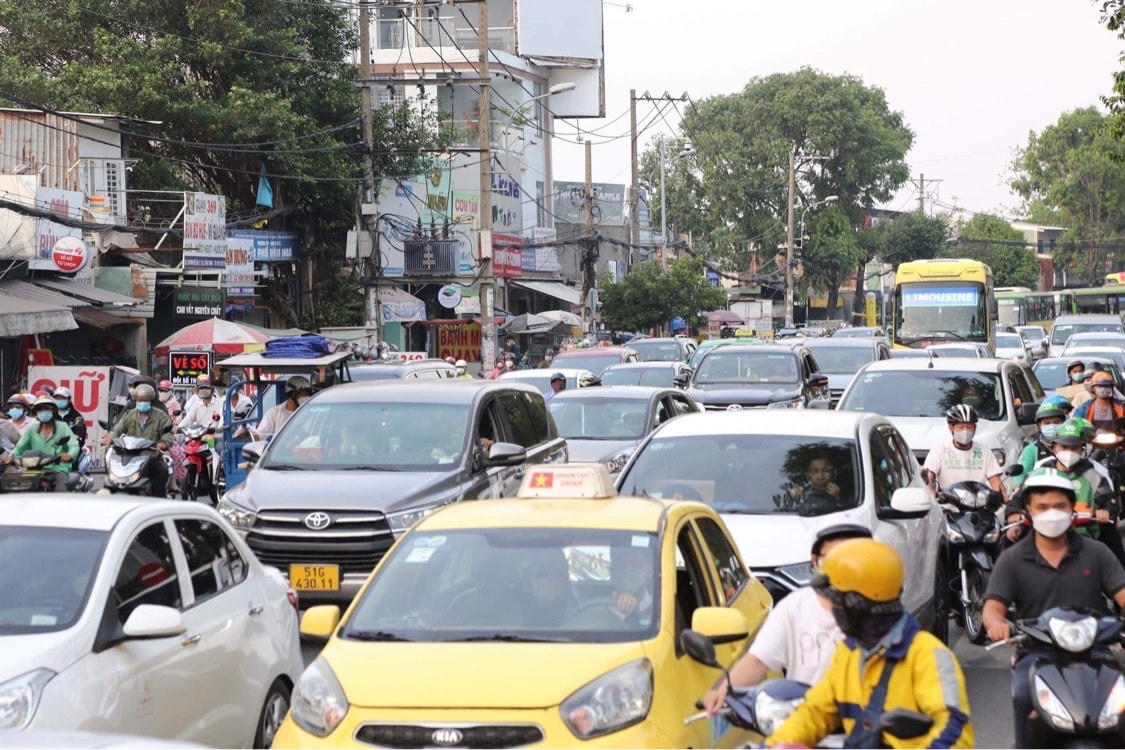 Do chậm triển khai một số dự án giao thông nên nhiều tuyến đường của thành phố thường xuyên bị ùn ứ.