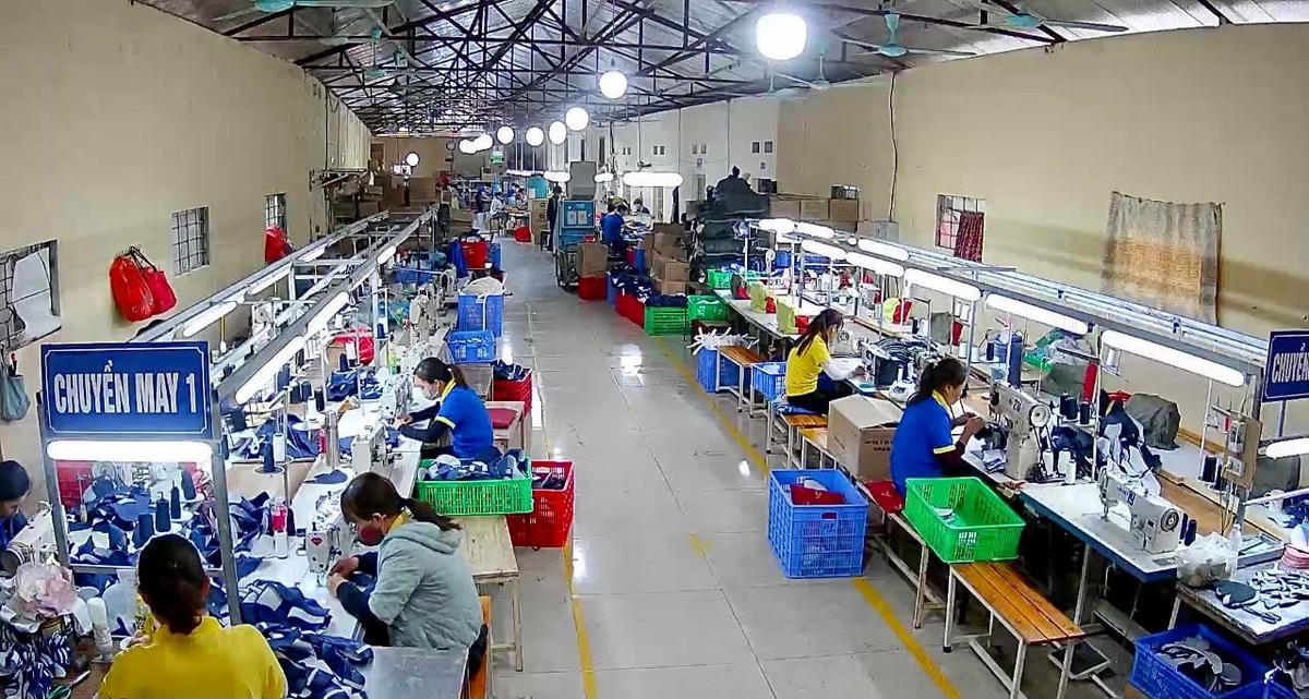 Xưởng sản xuất giầy tư nhân ở Sơn Tây – Hà Nội. Ảnh: Thái Nhung.
