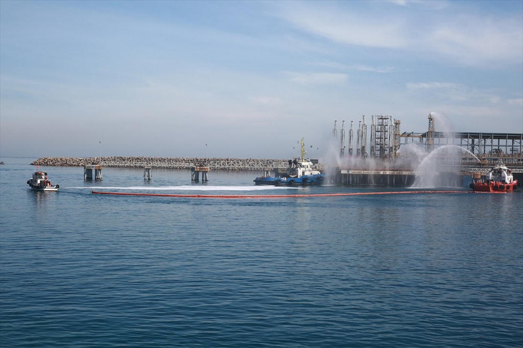 Các tàu dịch vụ quây chặn dầu và tiến hành thu gom.