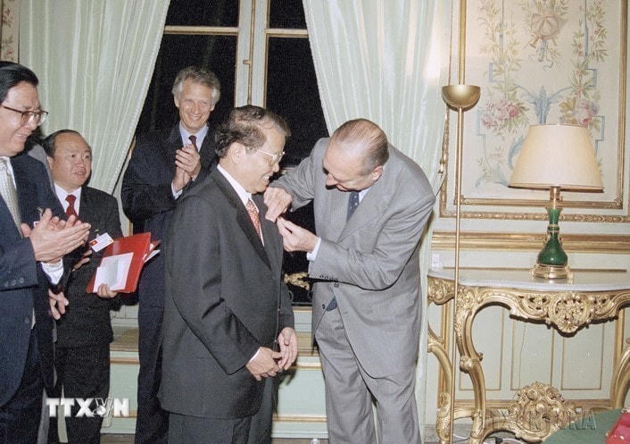 Tổng thống Pháp Jacques Chirac trao tặng Huân chương Bắc Đẩu bội tinh hạng Nhất cho Chủ tịch nước Trần Đức Lương (Paris, 28/10/2002). (Ảnh: Nguyễn Khang/TTXVN)