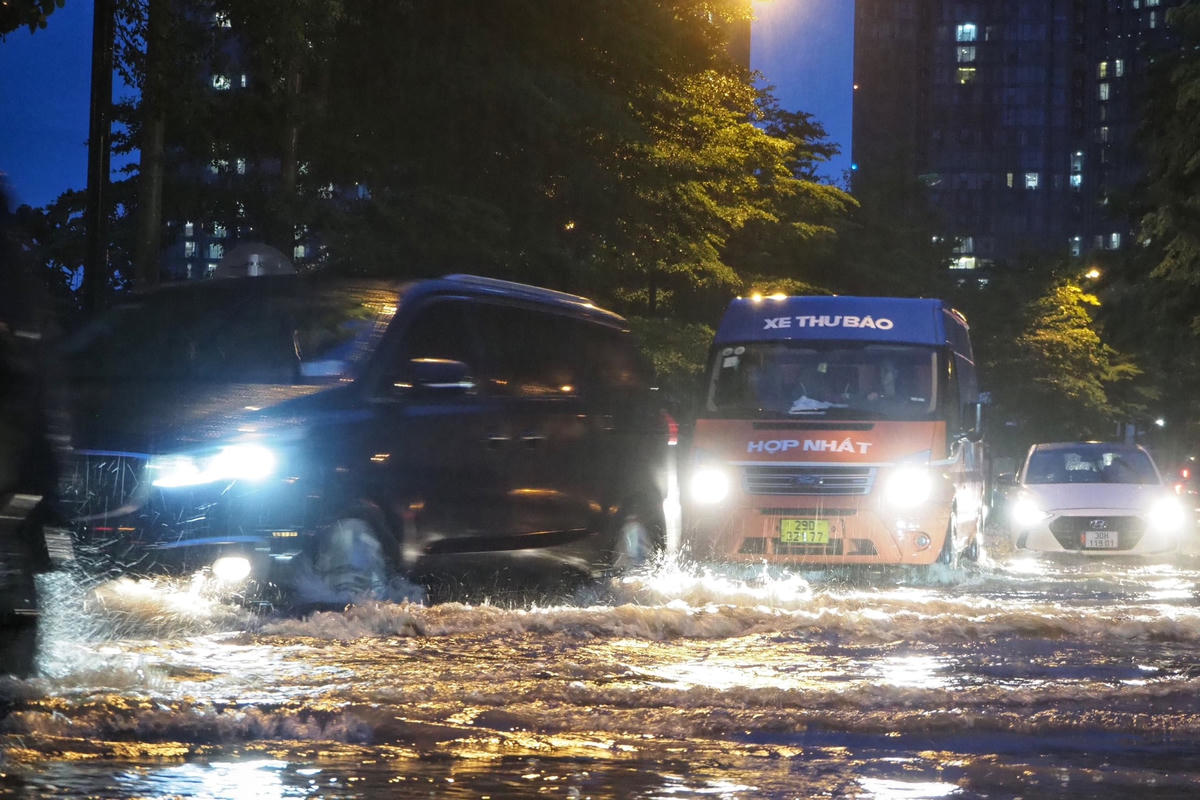 Hà Nội: Rác thải ngập đường sau cơn mưa lớn chiều 31/7