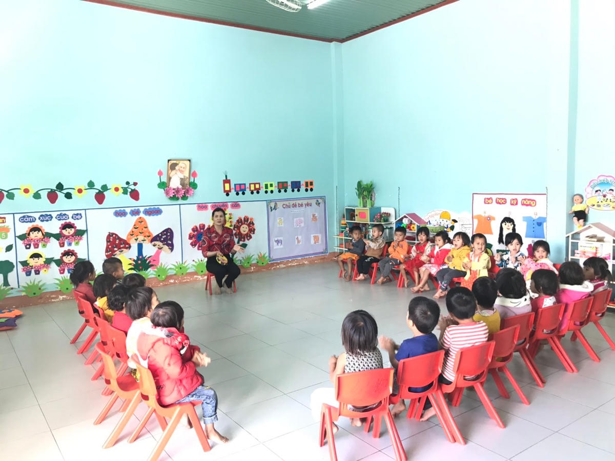 Ưu tiên tăng lương cho giáo viên mầm non. Ảnh: TL.